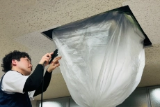 エアコン内部の洗浄作業をするスタッフの画像